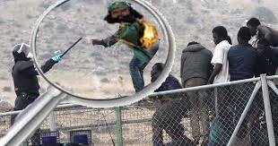 Nos llegan informaciones desde Melilla, entre los inmigrantes que han logrado cruzar la valla se encuentran Baltasar y su paje. Tras saltar la valla se han dirigido al Centro de Estancia Temporal (CETI) junto con el resto de subsaharianos que han conseguido entrar. Allí su Majestad está acompañando a muchas de las personas migrantes que cada día hacen el mismo recorrido que este año el Rey ha querido realizar, con el objetivo de ver la situación a la que se ven abocados miles de personas que cada año tratan de llegar a Europa en búsqueda de unas condiciones de vida más dignas. Allí Baltasar ha tenido numerosos gestos de cariño y reparte regalos e ilusión, así como ha realizado unas declaraciones en las que reclama a los responsables políticos la necesidad de tomar medidas ante las vulneraciones de derechos humanos que ha podido observar en el paso de la valla.