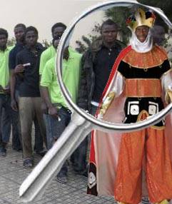 Nos llegan informaciones desde Melilla, entre los inmigrantes que han logrado cruzar la valla se encuentran Baltasar y su paje. Tras saltar la valla se han dirigido al Centro de Estancia Temporal (CETI) junto con el resto de subsaharianos que han conseguido entrar. Allí su Majestad está acompañando a muchas de las personas migrantes que cada día hacen el mismo recorrido que este año el Rey ha querido realizar, con el objetivo de ver la situación a la que se ven abocados miles de personas que cada año tratan de llegar a Europa en búsqueda de unas condiciones de vida más dignas. Allí Baltasar ha tenido numerosos gestos de cariño y reparte regalos e ilusión, así como ha realizado unas declaraciones en las que reclama a los responsables políticos la necesidad de tomar medidas ante las vulneraciones de derechos humanos que ha podido observar en el paso de la valla.